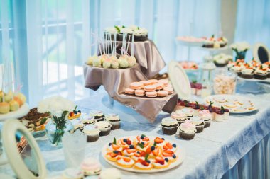 Lezzetli düğün resepsiyonu, tatlı masası.