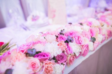 Düğün töreni için hazırlanmış bir restoranın içinde.