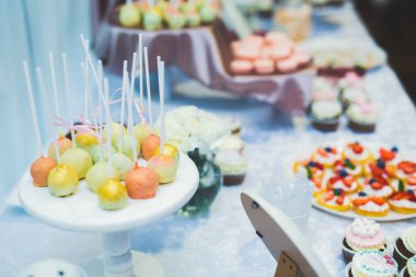 Çeşitli lezzetli tatlılar, yemek fikirleri ve kutlamalarla dolu bir büfe.