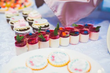Enfes ve lezzetli bir tatlı masası ve resepsiyonda kapkek fotoğrafları.