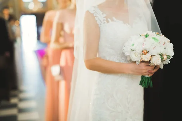 Pareja de boda bide y novio se casan en una iglesia —  Fotos de Stock