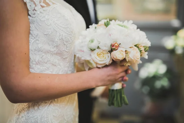 Svatební pár bide a ženich se ožení v kostele — Stock fotografie