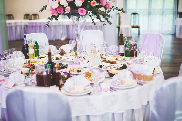 Interno di un ristorante preparato per la cerimonia nuziale — Foto Stock