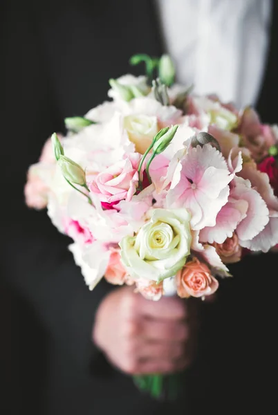 Όμορφο γαμήλιο μπουκέτο με διαφορετικά λουλούδια, τριαντάφυλλα — Φωτογραφία Αρχείου