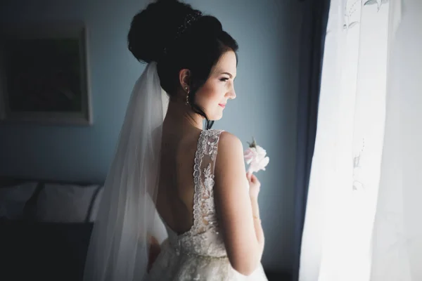 Gyönyörű menyasszony portréja divatfátyollal az esküvő reggelén — Stock Fotó
