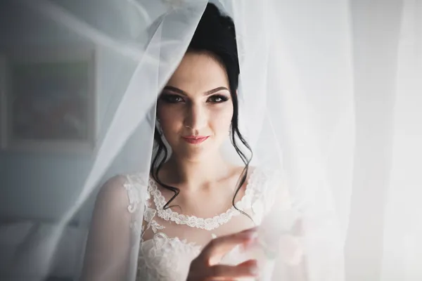 Портрет красивої нареченої з модною фатою на весіллі вранці — стокове фото