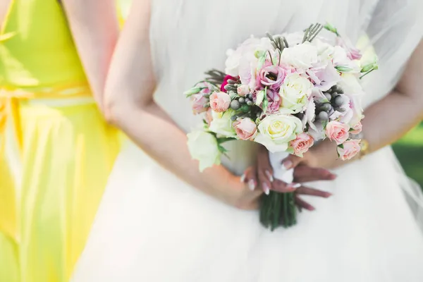 Novia celebración grande y hermoso ramo de bodas con flores — Foto de Stock