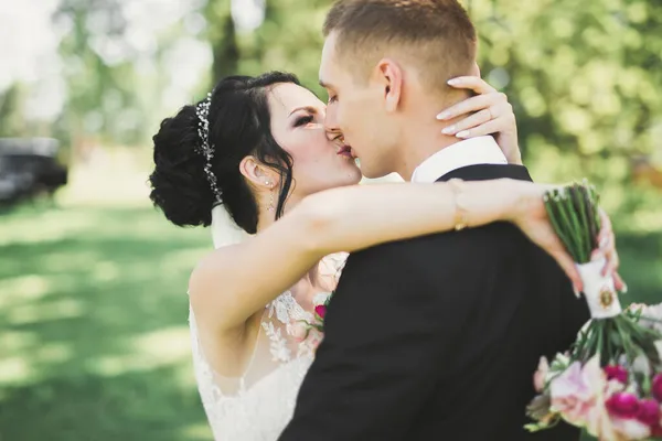 Frisch verheiratetes Paar rennt und springt im Park und hält Händchen — Stockfoto