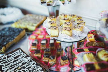 Lezzetli düğün resepsiyonu, tatlı masası.