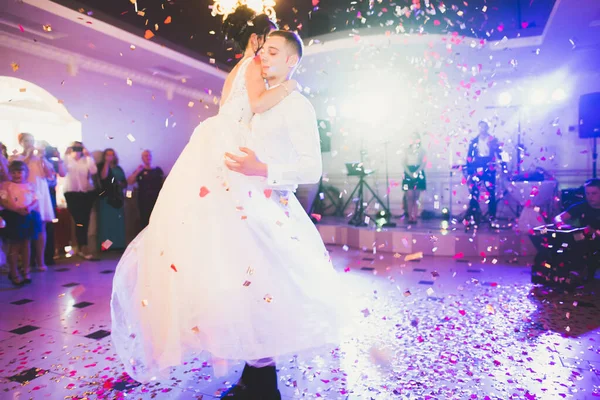 Casal lindo caucasiano acabou de se casar e dançar sua primeira dança — Fotografia de Stock