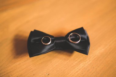 İki altın alyans izole edilmiş arka plan