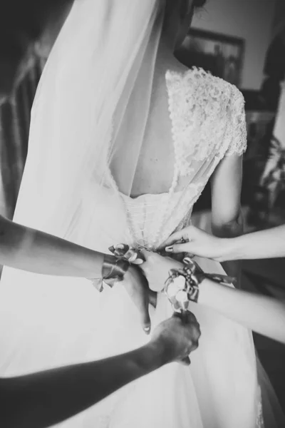 Linda noiva em roupão posando e se preparando para o rosto cerimônia de casamento em uma sala — Fotografia de Stock