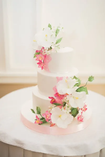 Bolo de casamento decorado de luxo na mesa — Fotografia de Stock