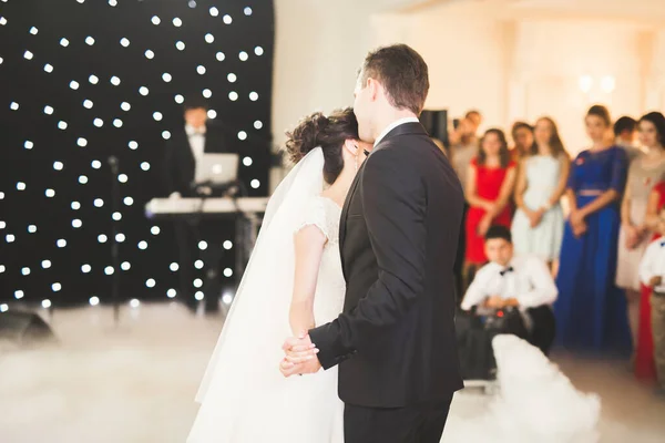Vackra kaukasiska bröllop par precis gift och dansar sin första dans — Stockfoto