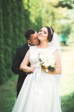 Gelin ve damat el ele tutuşuyor.