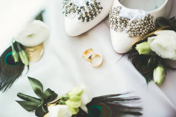 Witte stijlvolle trouwschoenen voor bruid. Close-up — Stockfoto