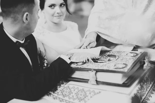 Bruidspaar wacht en bruidegom trouwen in een kerk — Stockfoto