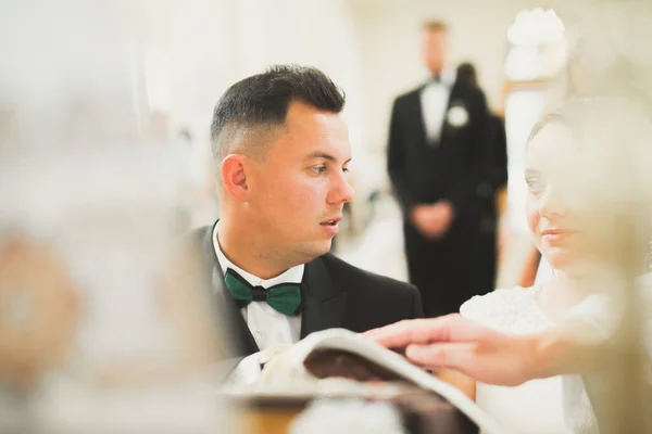 Bruidspaar wacht en bruidegom trouwen in een kerk — Stockfoto