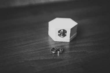 İki altın alyans izole edilmiş arka plan