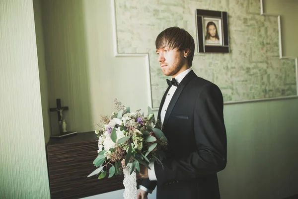 Gelukkig knap glimlachen bruidegom poseren met boutonniere — Stockfoto