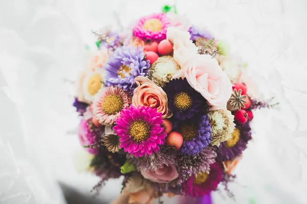 Wspaniały luksusowy bukiet ślubny z różnych kwiatów — Zdjęcie stockowe