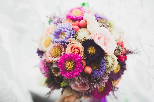 Wunderbarer luxuriöser Hochzeitsstrauß aus verschiedenen Blumen — Stockfoto