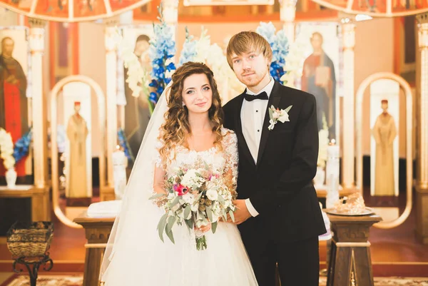 Bruidspaar wacht en bruidegom trouwen in een kerk — Stockfoto