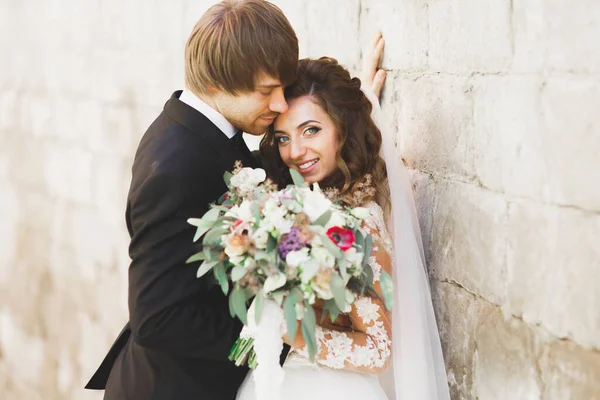 Luxus-Hochzeitspaar, Braut und Bräutigam posiert in der Altstadt — Stockfoto