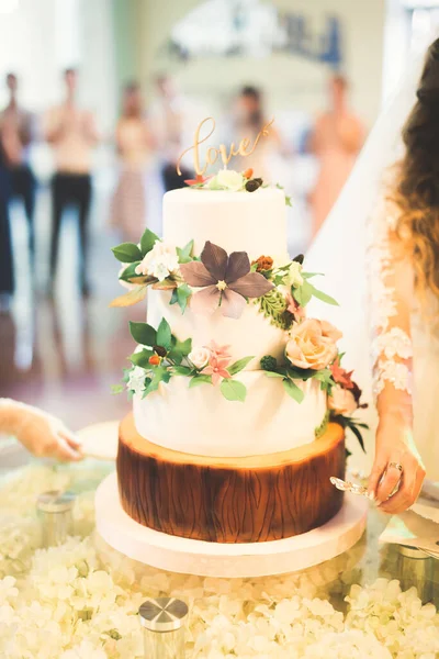 Masada süslü düğün pastası var. — Stok fotoğraf