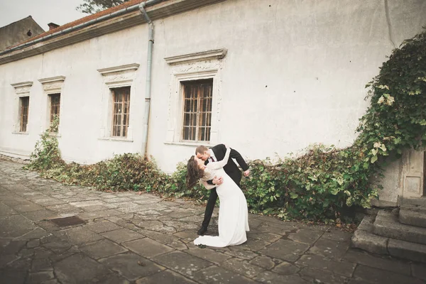 Sensueel getrouwd stel, valentijnsknuffels voor oud slavisch kasteel — Stockfoto