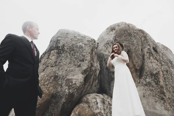 Casal feliz posando sobre bela paisagem nas montanhas — Fotografia de Stock