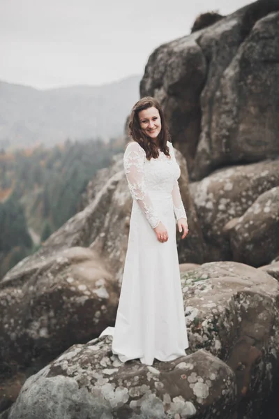 Skönhet kvinna, brud med perfekt vit klänning bakgrund berg — Stockfoto