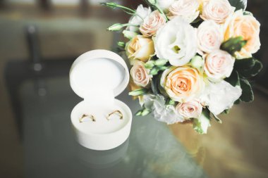 İki altın alyans izole edilmiş arka plan