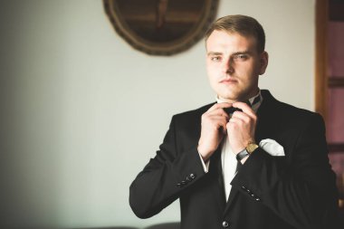 Genç ve yakışıklı bir adam iş toplantısından sonra bir otelde dinleniyor.