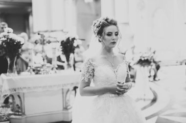 Güzel gelin kilisede evleniyor.