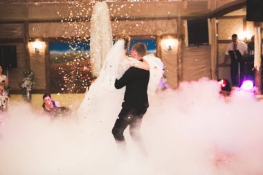 Yeni evli çiftin ilk düğün dansı.