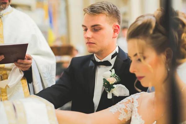 Весілля подружжя і наречений одружуються в церкві — стокове фото