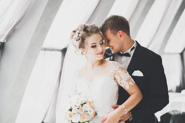 Coppia perfetta sposa, sposo posa e baci nel loro giorno del matrimonio — Foto Stock