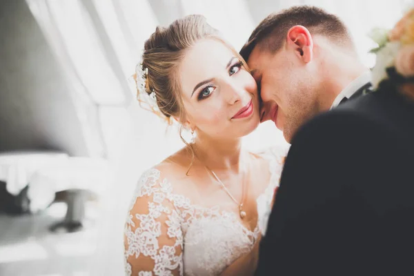 Perfektes Paar Braut, Bräutigam posiert und küsst sich am Hochzeitstag — Stockfoto