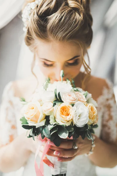 Mooie luxe bruid in elegante witte jurk — Stockfoto