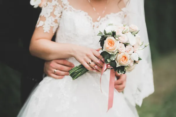 Noiva segurando grande e bonito buquê de casamento com flores — Fotografia de Stock