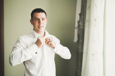 Genç ve yakışıklı bir adam iş toplantısından sonra bir otelde dinleniyor.