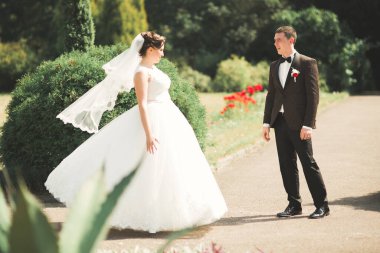 Gelinlik içinde dışarıda poz veren güzel gelin.