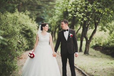 Botanik parkında yürüyen mutlu bir çift.