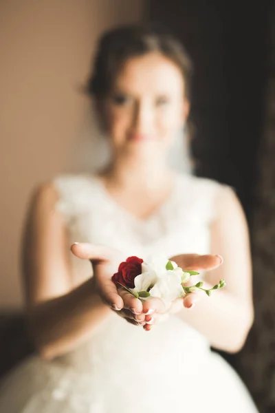 Невеста держит большой и красивый свадебный букет с цветами — стоковое фото