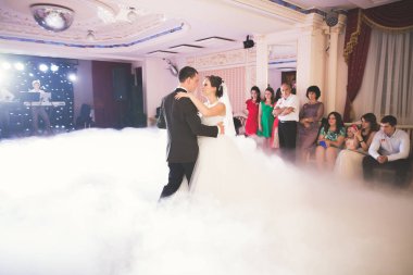 Yeni evli çiftin ilk düğün dansı.