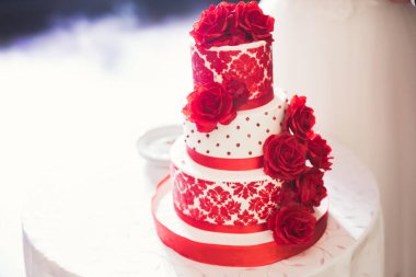 Masada süslü düğün pastası var.