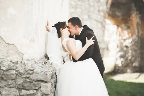 Hermosa pareja de recién casados cuento de hadas abrazándose cerca del antiguo castillo medieval — Foto de Stock