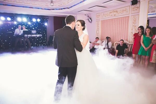 Primer baile de boda de pareja recién casada en restaurante — Foto de Stock