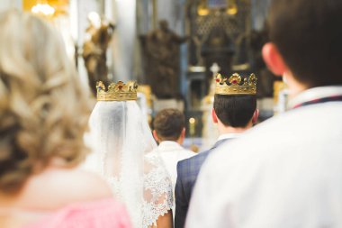 Törenden sonra kilisede poz veren evli çift.